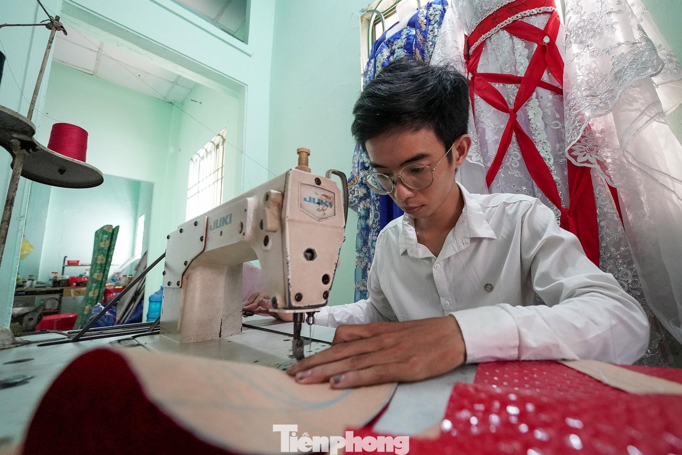 &quot;Không lẽ cái gì cũng phải thuê mướn, mình phải tự mò, tự thân hết... vừa biết thêm việc, vừa luyện tay nghề, vừa tiết kiệm&quot;, Tín nói vui.