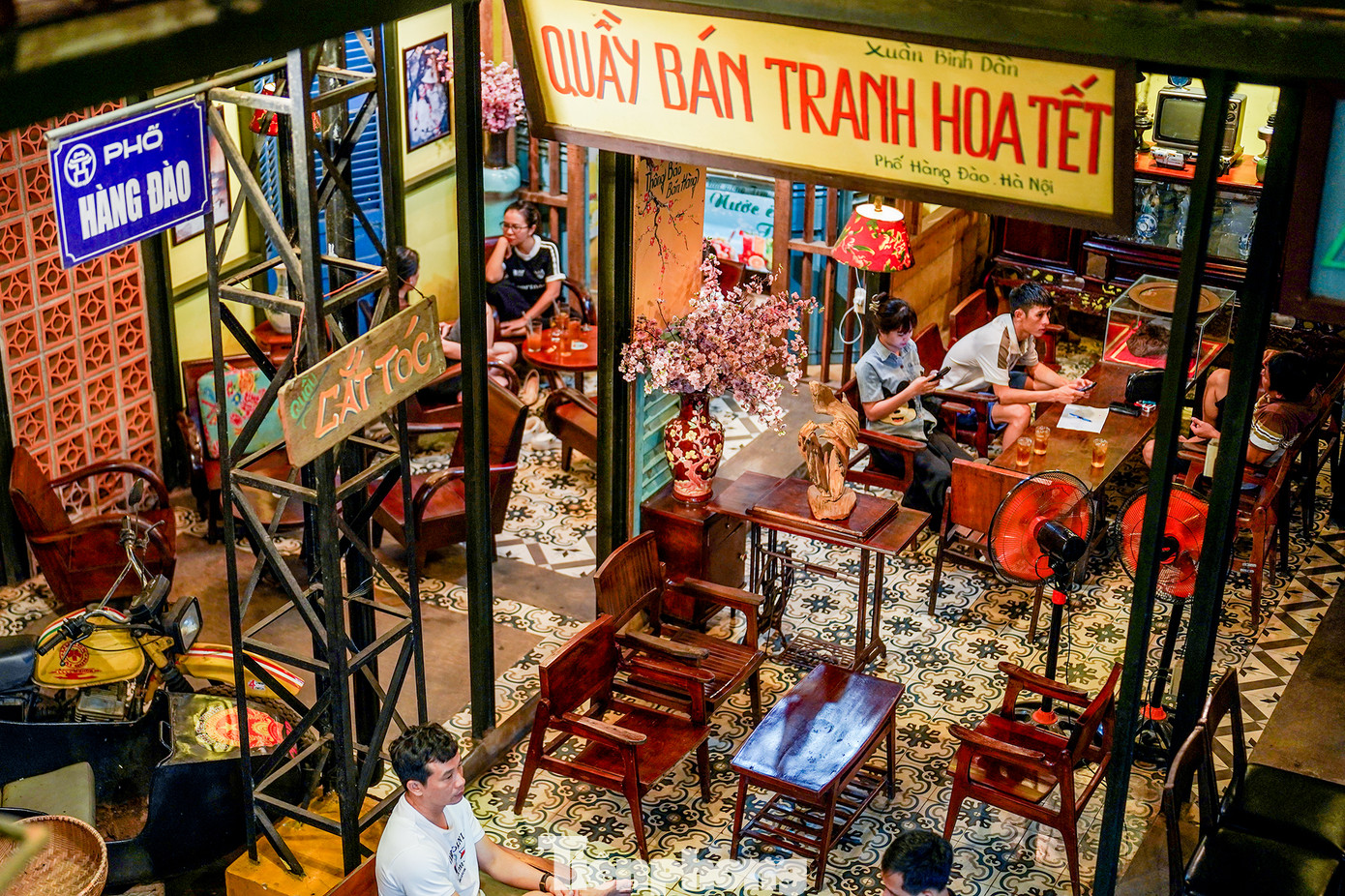 Nơi đây, giữa ồn ào xô bồ phố thị, một quán cà phê nhỏ mang tên "Tem phiếu" đã thu hút những vị khách đủ mọi lứa tuổi.