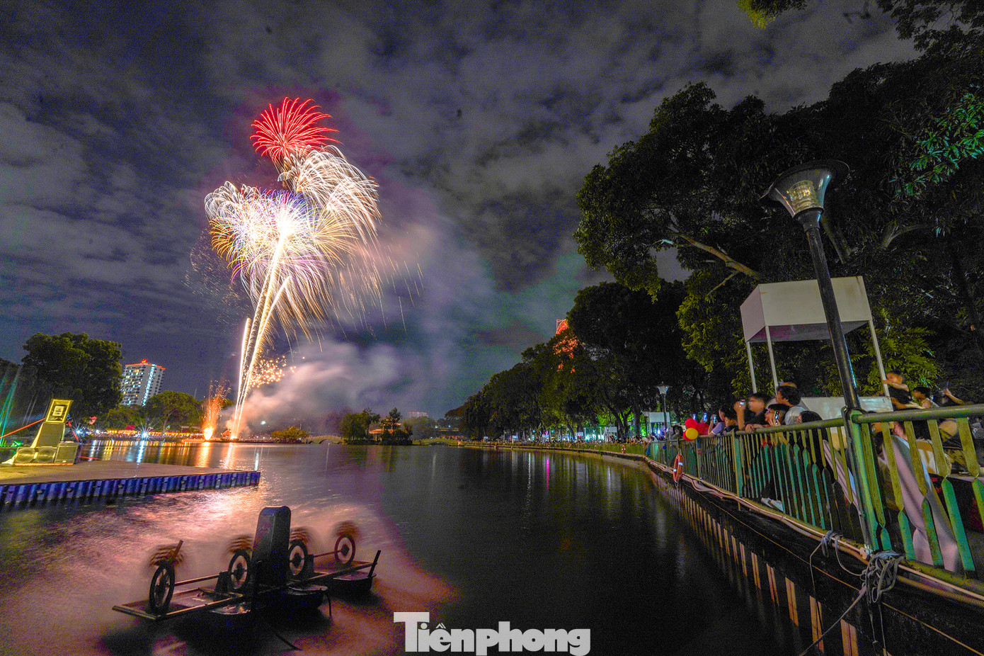 Mỗi quả pháo hoa nổ tung trong trong tiếng reo hò, vỗ tay của mọi người