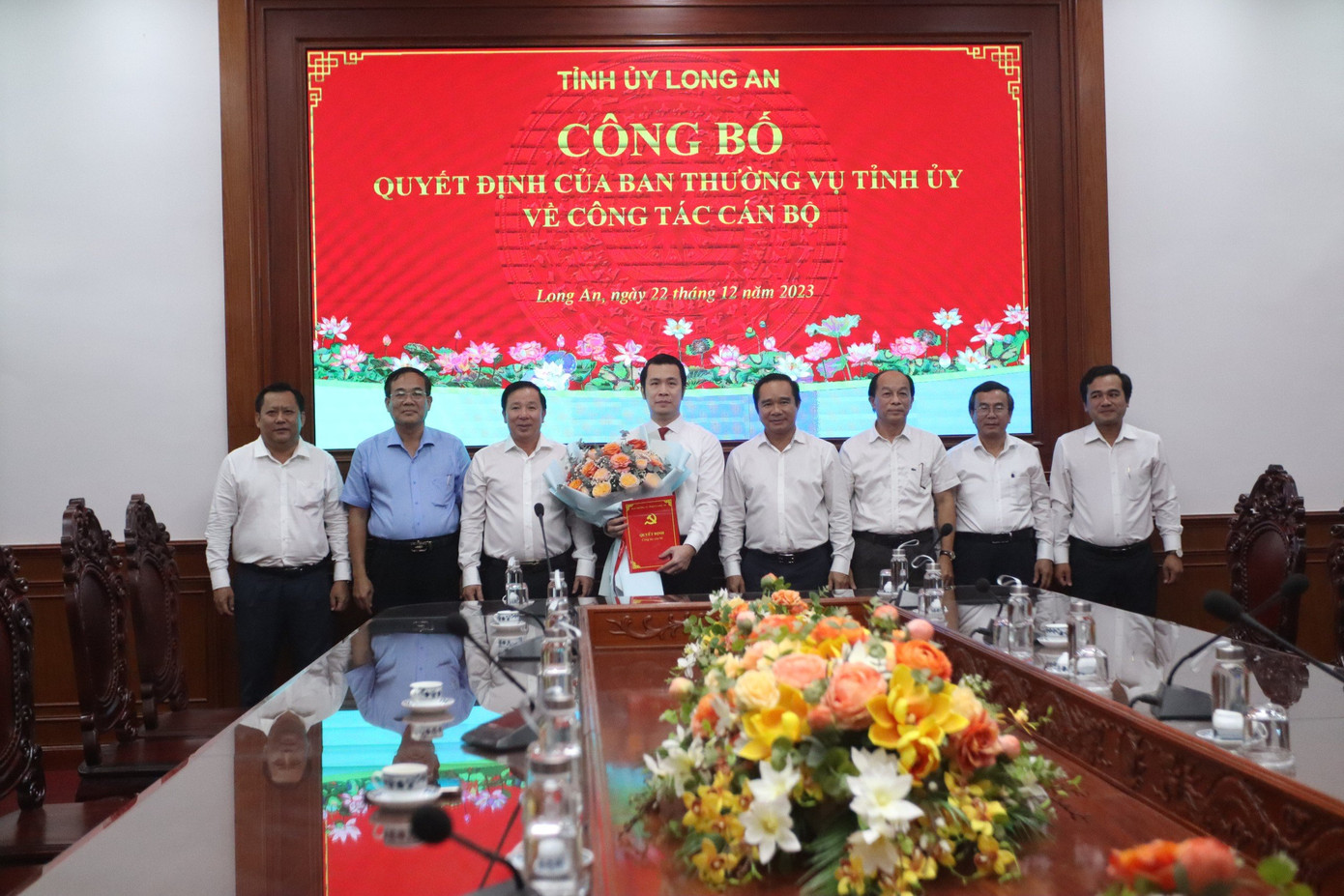 Tập thể Ban Thường vụ Tỉnh ủy Long An chúc mừng ông Trương Tấn Sơn về địa phương nhận nhiệm vụ mới. Tập thể Ban Thường vụ Tỉnh ủy Long An chúc mừng ông Trương Tấn Sơn về địa phương nhận nhiệm vụ mới.