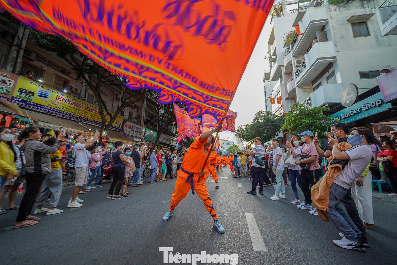 Lễ hội Nguyên tiêu ngoài ý nghĩa truyền thống mà cộng đồng người Hoa mang theo trong quá trình di cư đến vùng đất mới, còn là sự hòa quyện với văn hóa Việt. Lễ hội Nguyên tiêu tổ chức với quy mô lớn tại quận 5, TPHCM từ năm 1990. Từ năm 2000, Lễ hội Nguyên tiêu đã được TPHCM đưa vào danh mục lễ hội của thành phố. Vào năm 2007, ngày hội văn hóa người Hoa do Bộ VHTT (nay là Bộ VHTTDL) tổ chức với quy mô toàn quốc. Lễ hội sử dụng nông lịch, kết thúc năm cũ, mở ra năm mới với nhiều phong tục, nghi thức, đoàn tụ gia đình, vui chơi, xuất hành làm ăn…