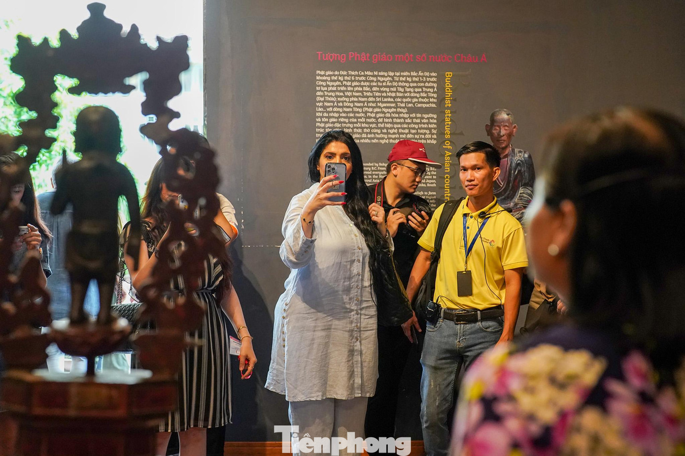 Theo thuyết minh viên, chỉ cần 365 bước chân dạo quanh Bảo tàng Lịch sử, du khách có thể đi suốt chiều dài hàng ngàn năm lịch sử và văn hóa Việt Nam, tìm hiểu về đặc trưng văn hóa vùng đất phương Nam thông qua hệ thống các phòng trưng bày cố định và chuyên đề đặc biệt. Bộ sưu tập chọn lọc từ trên 43.000 tư liệu, hiện vật của Bảo tàng, trong đó có 12 bảo vật quốc gia được giới thiệu tại các phòng trưng bày sẽ là những món quà tri thức lịch sử - văn hóa vô giá.