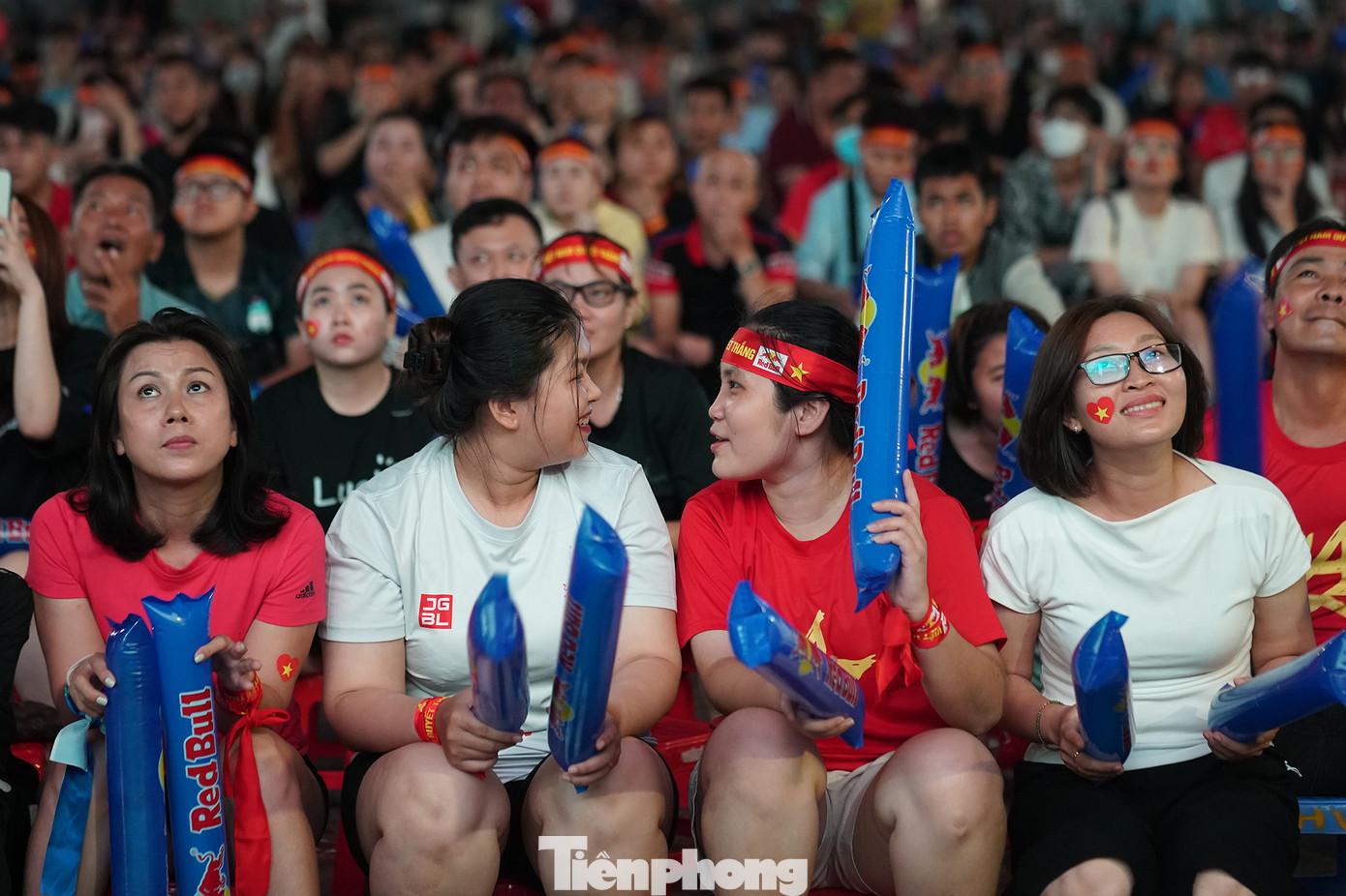 Liên tục bàn luận sau mỗi pha bóng, sự hiểu biết của chị em về bóng đá không hề kém cánh mày râu...