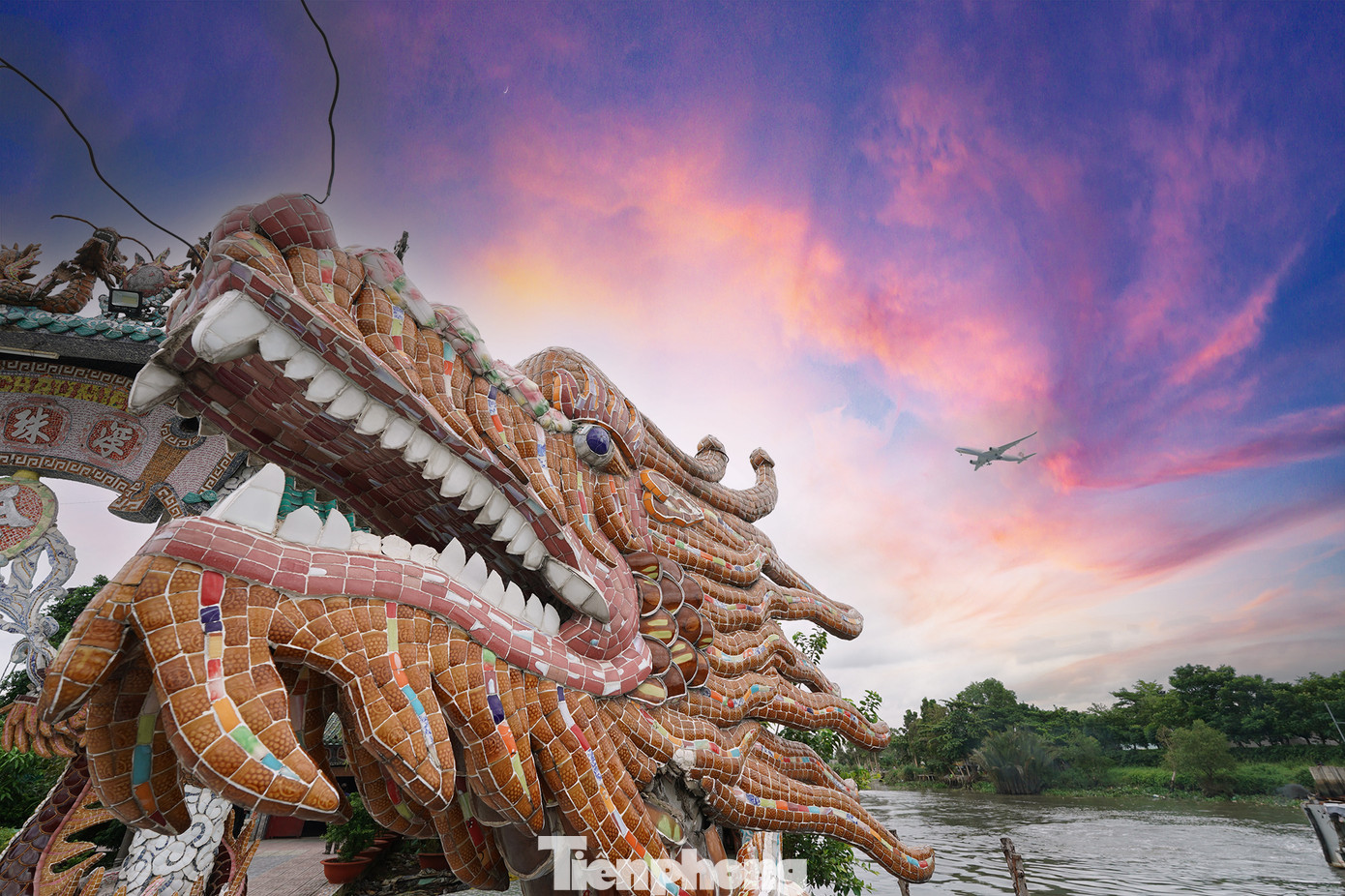 Hoàng hôn ở Phù Châu miếu. Trong miếu rất nhiều phù điêu hình rồng, theo như ước tính, có đến trên dưới 100 con rồng lớn, nhỏ, được ốp bằng các loại mảnh sứ nhiều màu sắc bắt mắt. Ngoài ra, hình tượng Long, Ly, Quy, Phụng và các họa tiết hoa cúc dây, lá nho, sông nước... cũng được thiết kế tỉ mỉ, trang trí tinh xảo, sống động trên nhiều kết cấu của miếu Nổi.