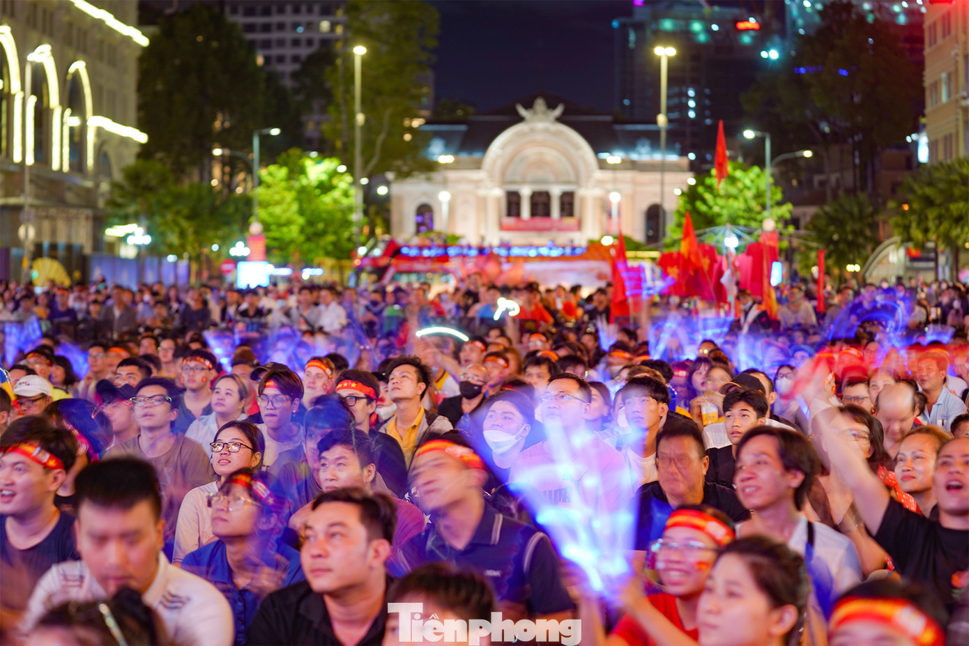 Khoảnh khắc người hâm mộ TPHCM nhuộm đoạn đường Lê Lợi bằng ánh sáng. Khoảnh khắc người hâm mộ TPHCM nhuộm đoạn đường Lê Lợi bằng ánh sáng.