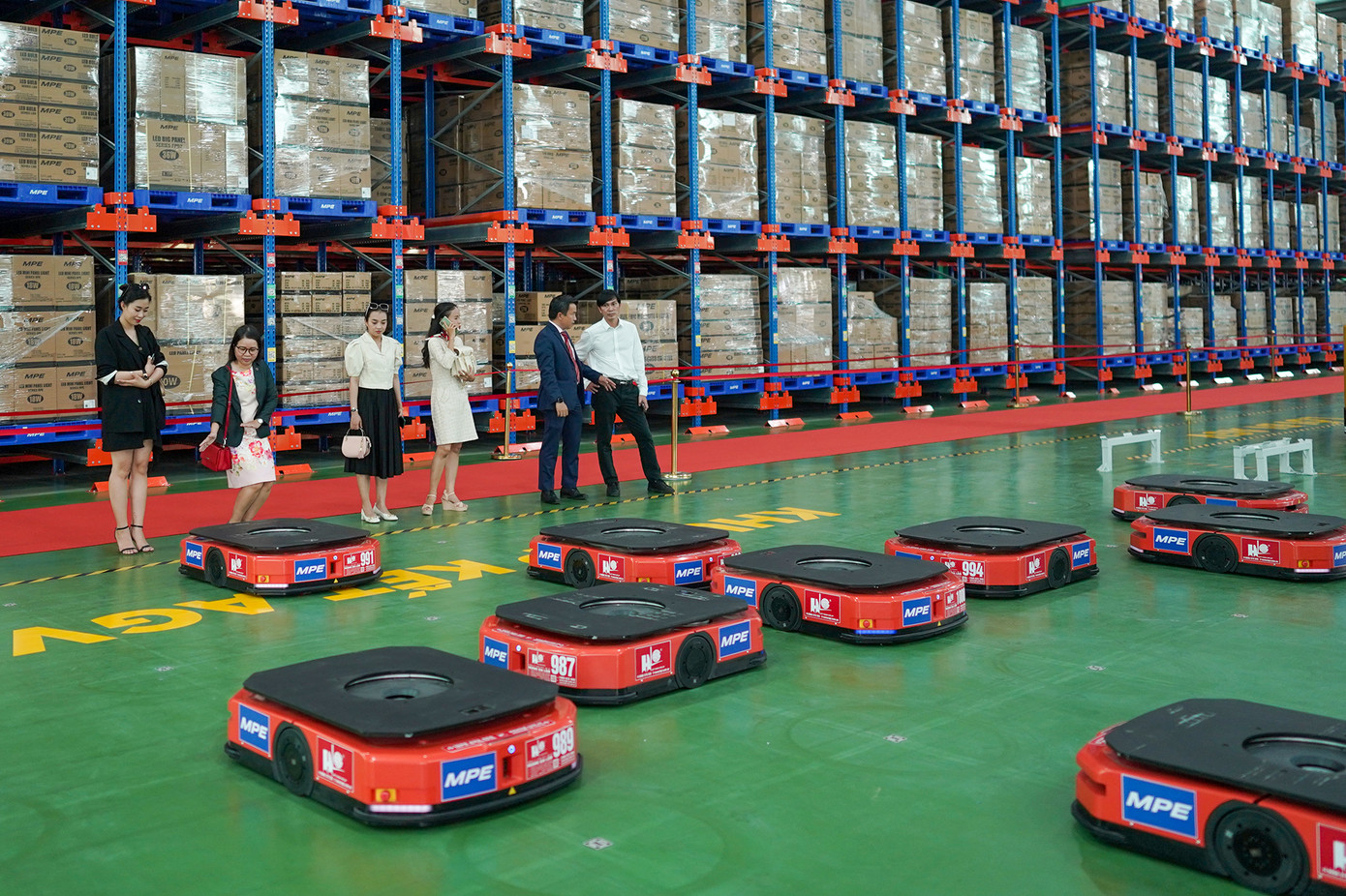 Công nghệ 4.0 phát triển như vũ bão ưu tiên trong ứng dụng để phát triển kinh tế phát triển kinh doanh của nhà máy, doanh nghiệp, hệ thống kho bãi Logistics. Ứng dụng công nghệ AI Linde Robotics tự động vào quy trình vận hành nhà máy sản xuất, hệ thống kho bãi Logistics là một trong những chiến lược phát triển nhanh mạnh đang được nhiều doanh nghiệp áp dụng hiện nay, là bước phát triển đột phá trong ngành logistics.