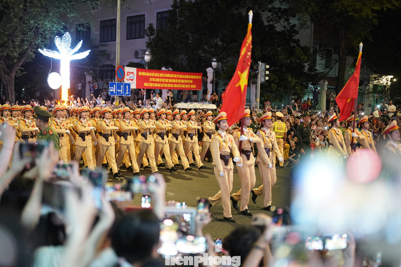 Người dân dùng điện thoại ghi lại những khoảnh khắc khi khối diễu binh đi qua.