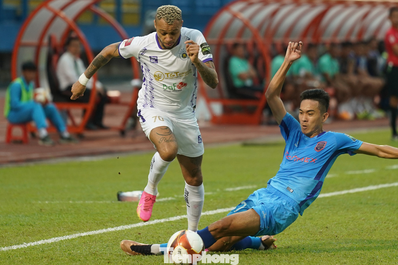 Phút 40, Hà Nội FC tấn công liên tiếp về cầu môn B.Bình Dương. May mắn cho đội bóng đất thủ là những pha dứt điểm cuối cùng của những Lucao, William hay Tuấn Hải đã không thể chuyển biến cơ hội thành bàn thắng. Phút 40, Hà Nội FC tấn công liên tiếp về cầu môn B.Bình Dương. May mắn cho đội bóng đất thủ là những pha dứt điểm cuối cùng của những Lucao, William hay Tuấn Hải đã không thể chuyển biến cơ hội thành bàn thắng.