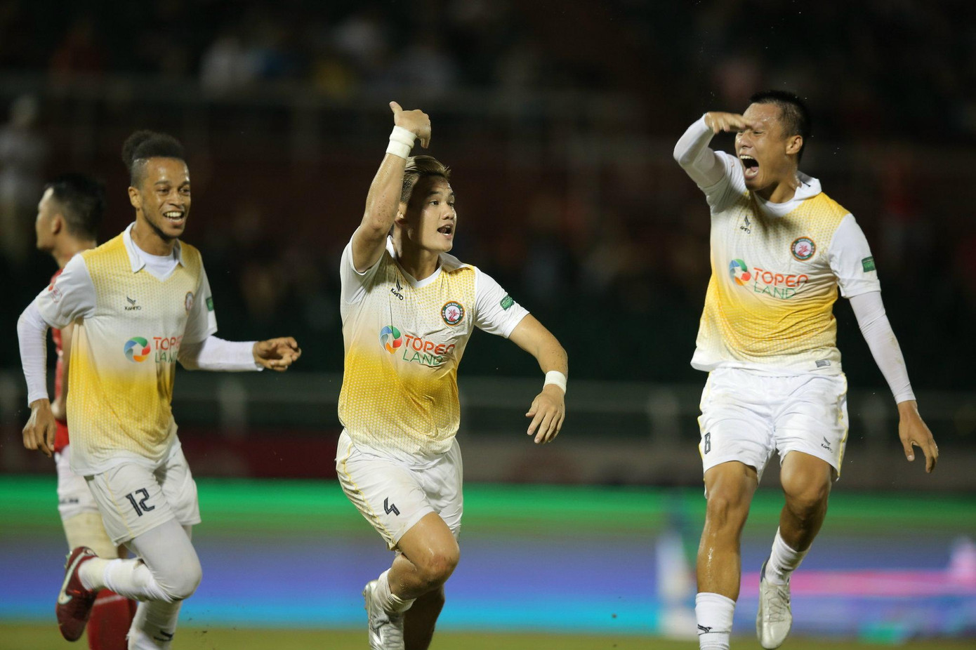 Tấn Tài (số 4) ghi bàn thắng thứ 4 của riêng mình ở V.League 2022 để giúp CLB Bình Định giành trọn 3 điểm trên sân Thống Nhất. Tấn Tài (số 4) ghi bàn thắng thứ 4 của riêng mình ở V.League 2022 để giúp CLB Bình Định giành trọn 3 điểm trên sân Thống Nhất.