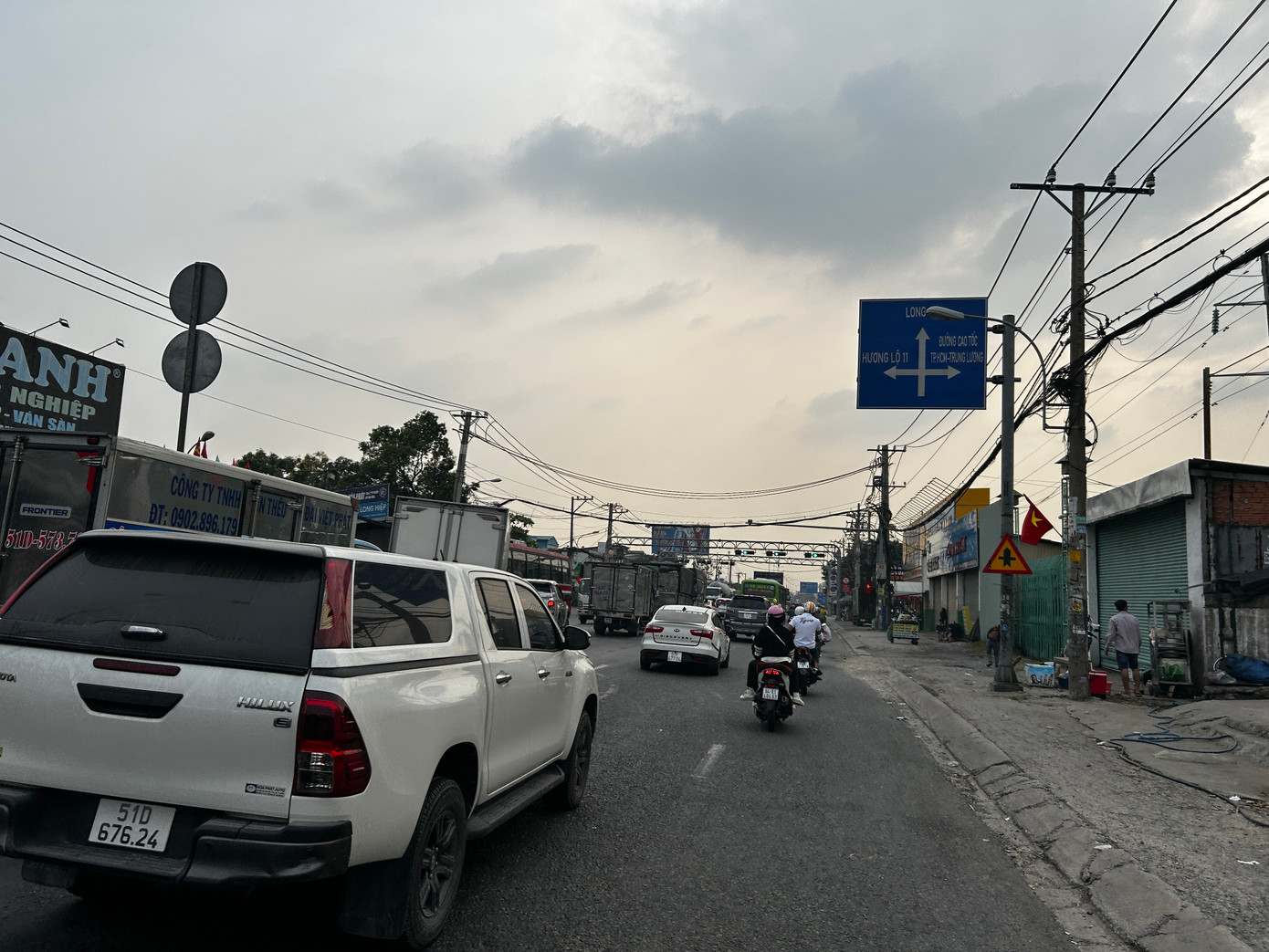 Nút giao Bùi Thanh Khiết - Quốc lộ 1 dòng phương tiện dồn ứ nhiều km. Những ngày này, người dân bắt đầu di chuyển bằng xe máy về quê ăn Tết khá đông nên lượng phương tiện dồn ứ.