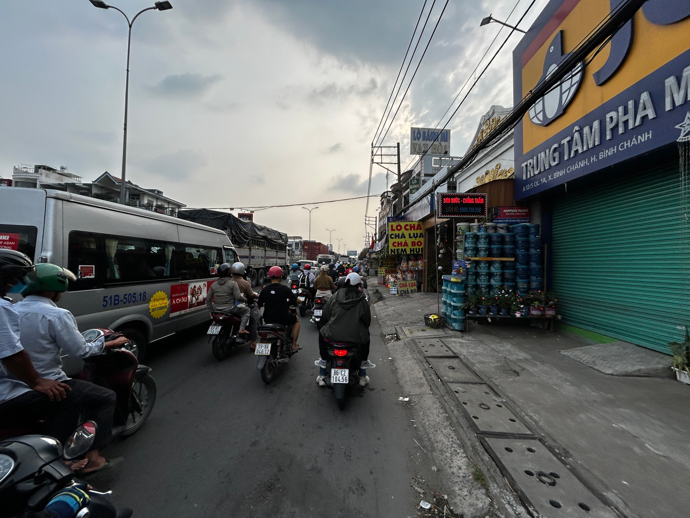 Hình ảnh ghi nhận trên tuyến Lê Khả Phiêu (xã Bình Chánh, huyện Bình Chánh).