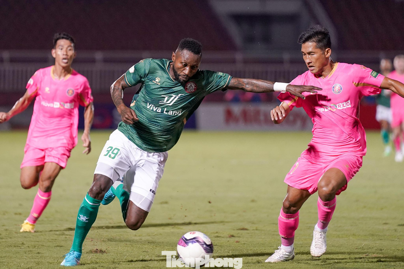 Có bàn thắng, Samson như tiếp thêm năng lượng, chạy không biết mệt mỏi. Có bàn thắng, Samson như tiếp thêm năng lượng, chạy không biết mệt mỏi.