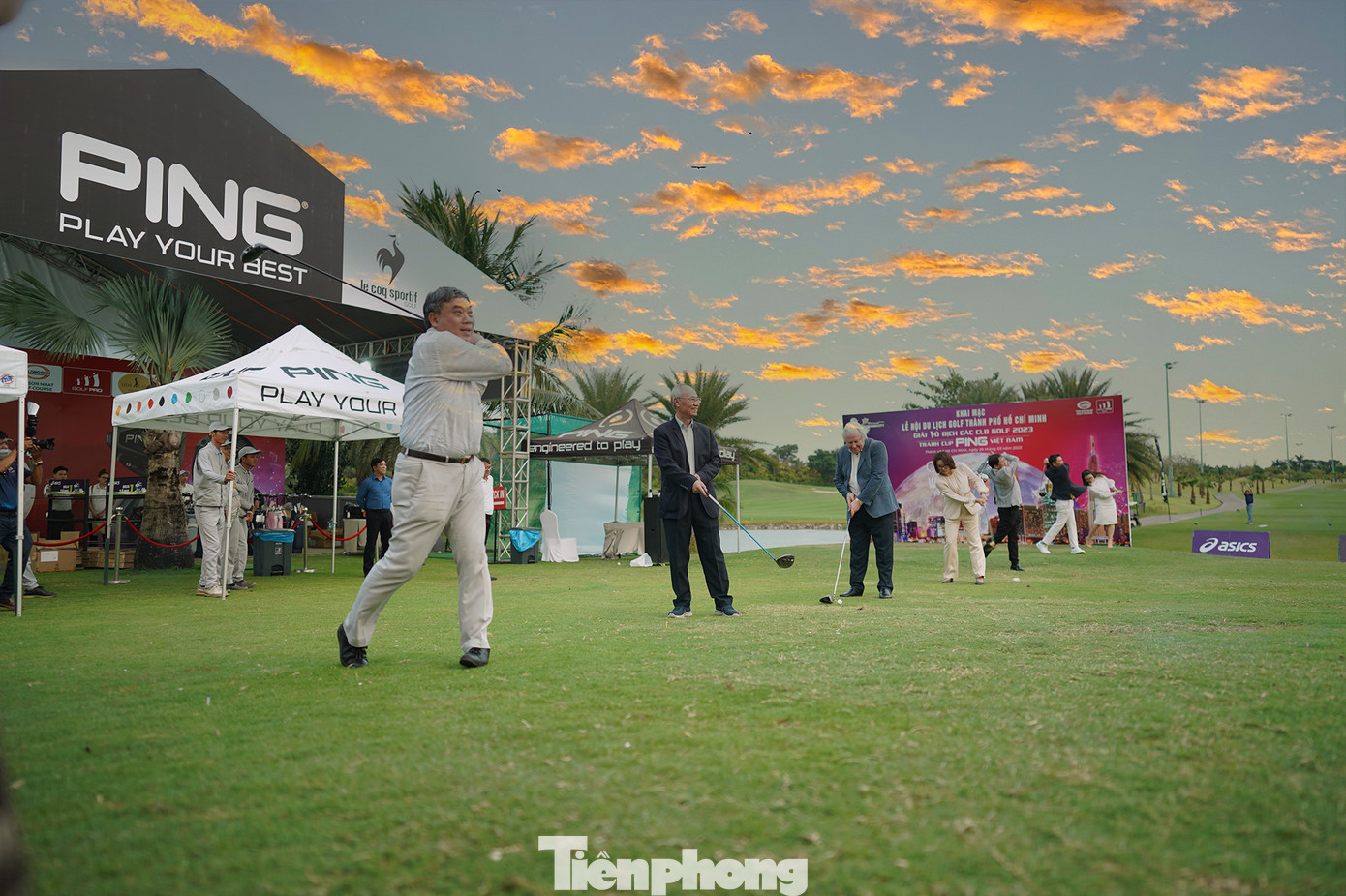 Khách mời phát cú đánh khai mạc giải. Khách mời phát cú đánh khai mạc giải.