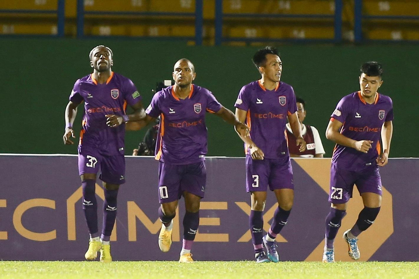 Số 10 Eydison là người thực hiện phạt đền và tiền đạo ngoại này dễ dàng đánh lừa Liêm Điều để đưa trận đấu trở về vạch xuất phát.