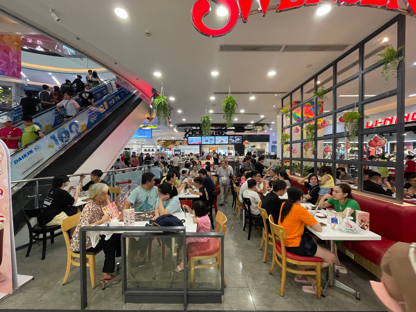 Khó tìm được chỗ ngồi còn trống trong một quán kem.