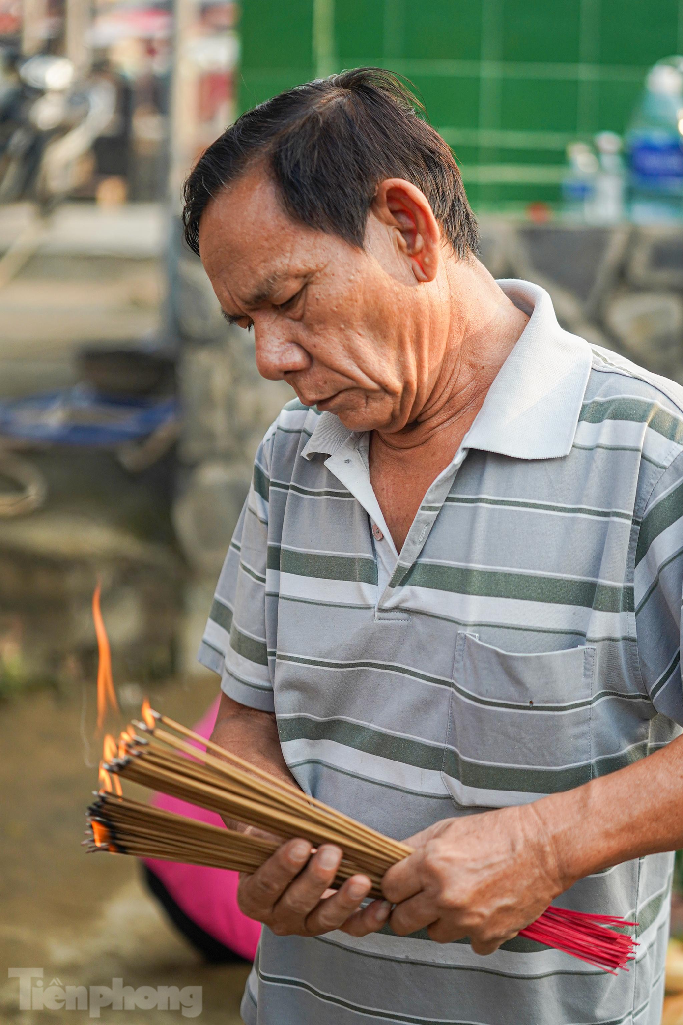 "Mình đốt thêm vài cây nhang cho những mộ xung quanh, thắm đượm tình làng nghĩa xóm cho ông bà", ông Tân chia sẻ. "Mình đốt thêm vài cây nhang cho những mộ xung quanh, thắm đượm tình làng nghĩa xóm cho ông bà", ông Tân chia sẻ.