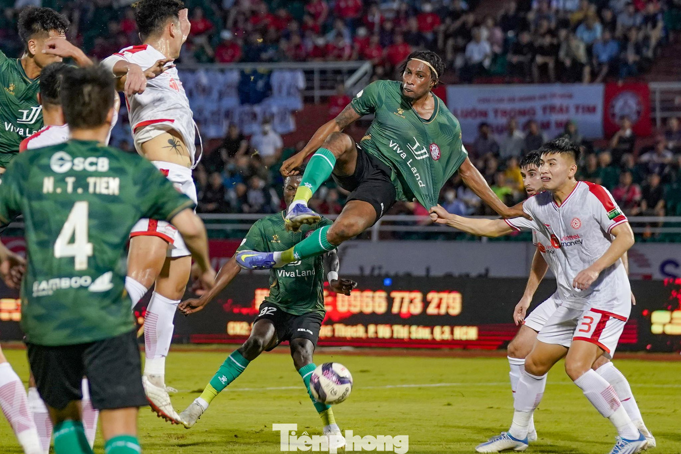 Trận đấu không có nhiều tình huống gay cấn cũng như những pha bóng cống hiến cho khán giả ngoài một số tình huống va chạm mạnh giữa hai bên. Trận đấu không có nhiều tình huống gay cấn cũng như những pha bóng cống hiến cho khán giả ngoài một số tình huống va chạm mạnh giữa hai bên.