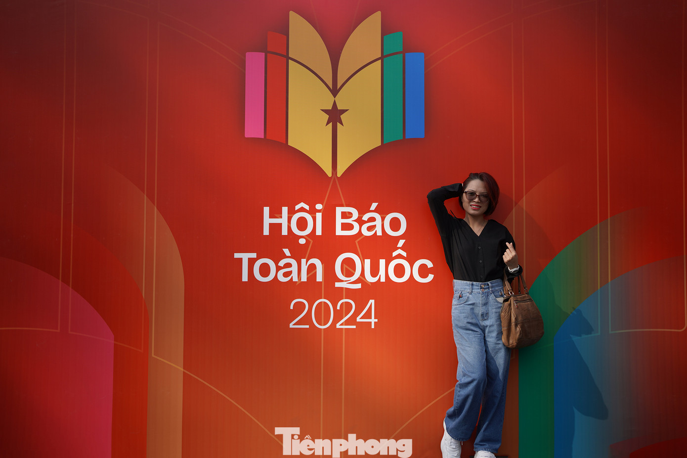 Góc chụp ảnh tại Hội báo thu hút khá đông khách tham quan.