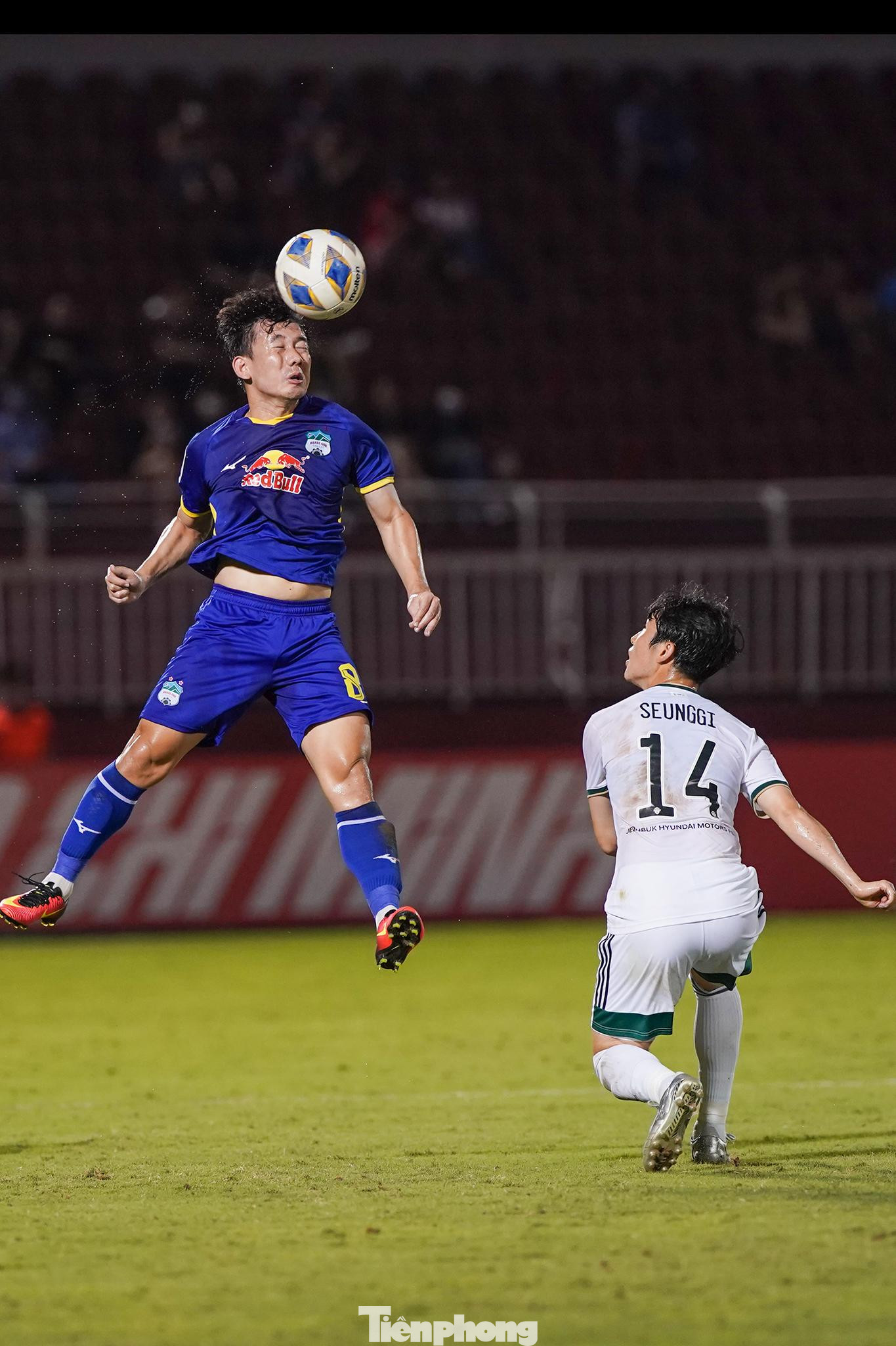 Đội bóng phố Núi tiếp tục duy trì thế trận lấn lướt trong hiệp 2. Họ cầm bóng nhiều hơn, cũng như thực hiện nhiều pha dứt điểm cầu môn hơn đối thủ.