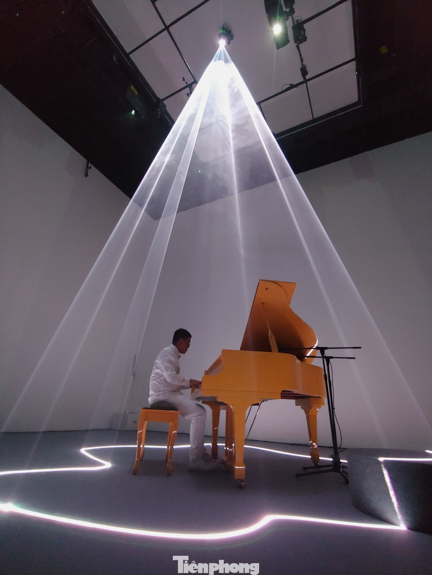 Triển lãm được thiết kế với bản quyền từ Bảo tàng Van Gogh Hà Lan và tư vấn từ các bảo tàng lừng danh khắp thế giới, giới thiệu hơn 900 tác phẩm, hành trình tham quan đưa du khách qua 16 "điểm đến".