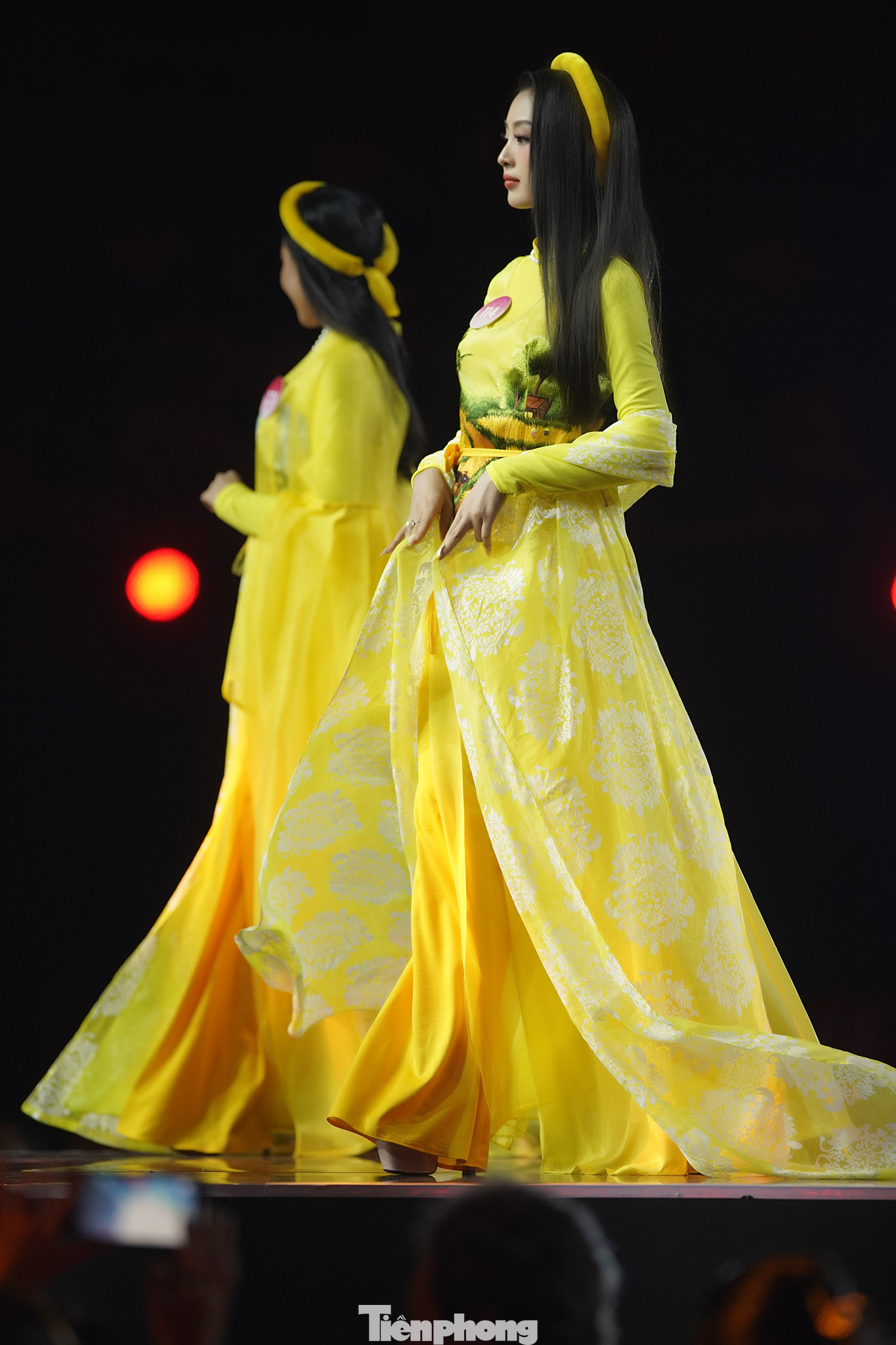 Người đẹp Phạm Giáng My trong phần trình diễn áo dài tại chung kết Hoa hậu Việt Nam 2022. Là một trong những cô gái có gương mặt khả ái nhất cuộc thi, Giáng My được khán giả tại khán đài cổ vũ lớn sau khi bước ra sân khấu.