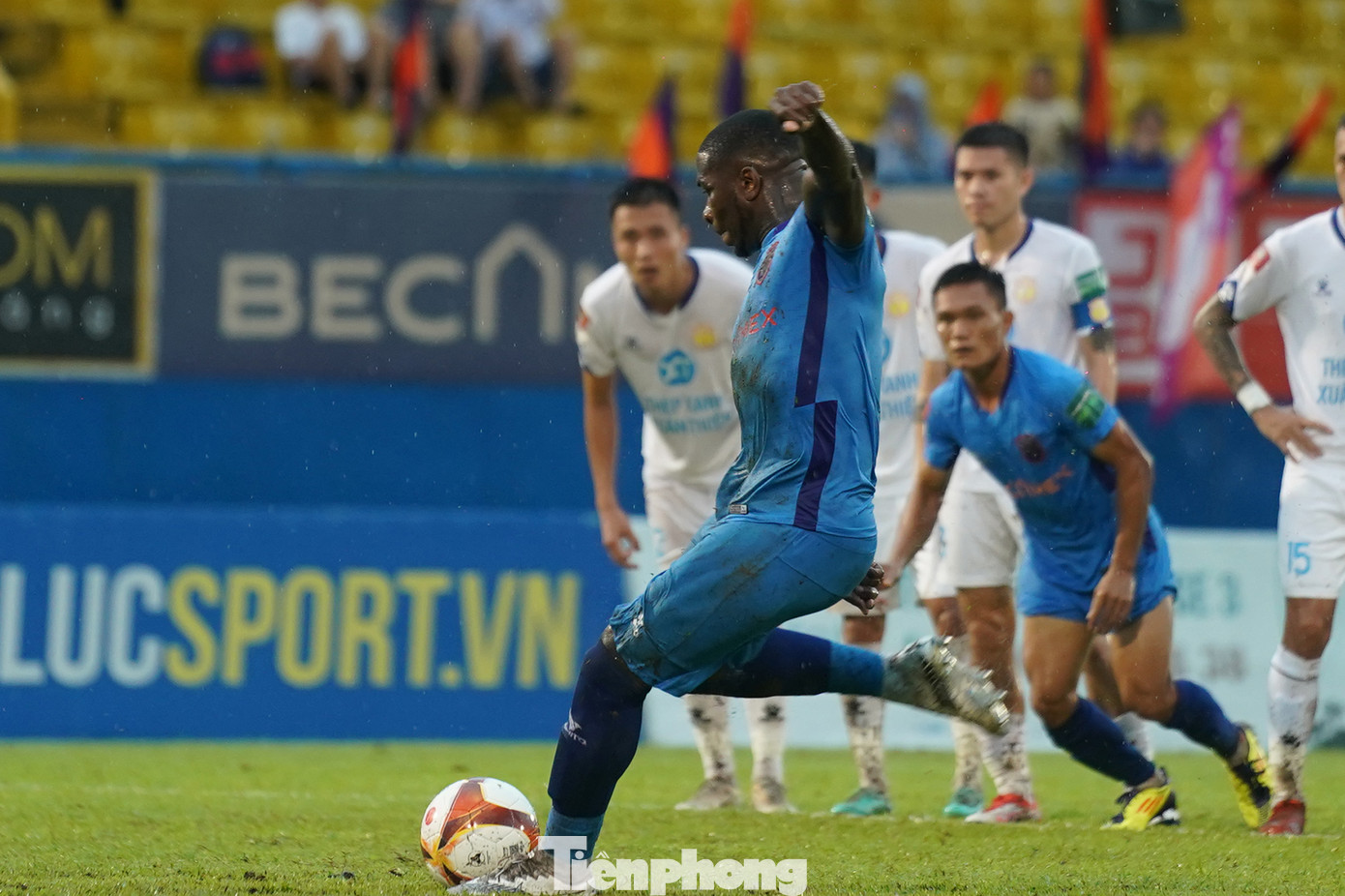 Hy vọng được nhen nhóm lại cho đội bóng đất Thủ sau pha đá phạt đền thành công của Rimario, kết thúc hiệp 1 với tỷ số 3-1.