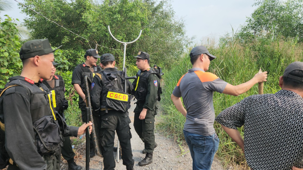 Theo ghi nhận của PV Tiền Phong vào trưa 8/1 tại ấp 7 (xã Lương Hòa, huyện Bến Lức, Long An), các lực lượng thuộc Công an tỉnh Long An phối hợp với Công an TPHCM vẫn đang tiếp tục chốt chặn trên nhiều tuyến đường dẫn vào nơi tình nghi đối tượng đang lẩn trốn. Các trinh sát xuyên đêm truy tìm dấu vết hung thủ.