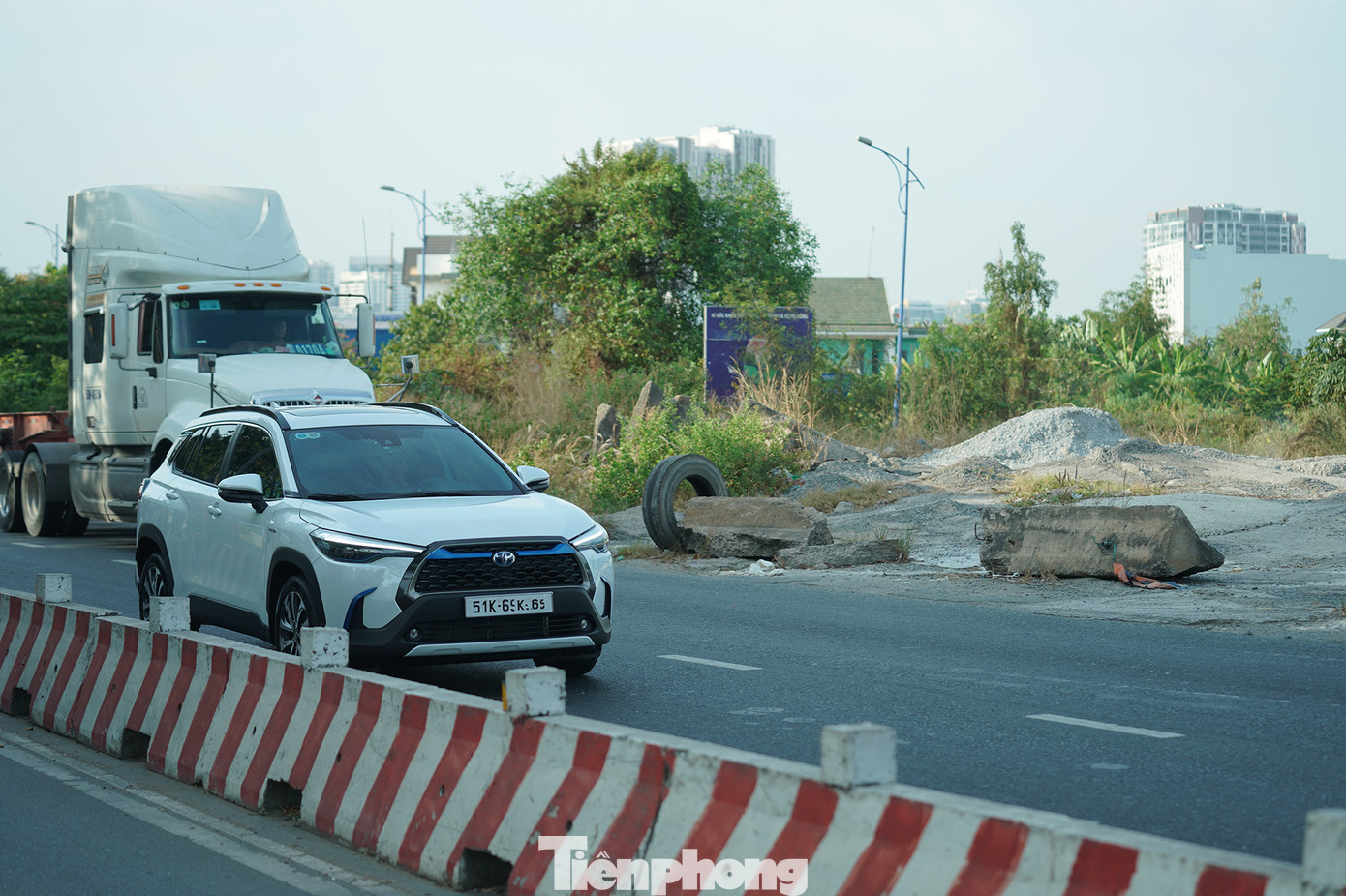 Hình ảnh các khối bê tông vẫn nằm ngổn ngang tạo nên hình ảnh nhếch nhác cho một đại lộ.