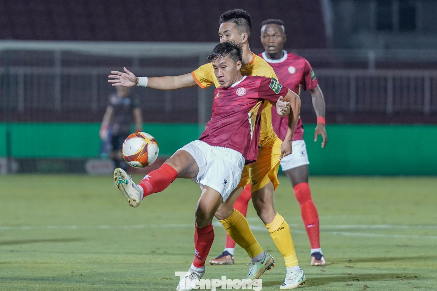 Sang hiệp 2, HLV Vũ Tiến Thành cho các học trò chơi tấn công nhiều hơn để tìm bàn gỡ. Thế nhưng lần lượt Tuấn Tài, Samson Hoàng Vũ đều không chơi hiệu quả. Đáng chú ý nhất là pha vuốt bóng từ khoảng cách 35 m của tiền vệ Hoàng Vĩnh Nguyên bay chệch xà ngang.