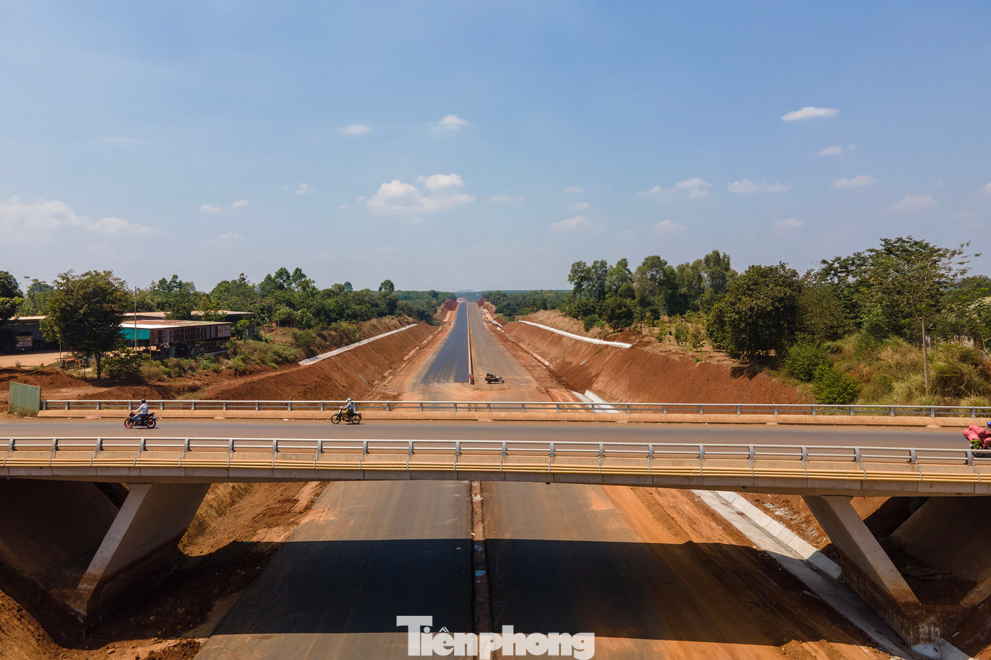 Toàn tuyến có 65 cầu với 18 cầu trên cao tốc và 47 cầu vượt. Trong ảnh là nút giao ở huyện Xuân Lộc, tỉnh Đồng Nai đã thông tuyến.