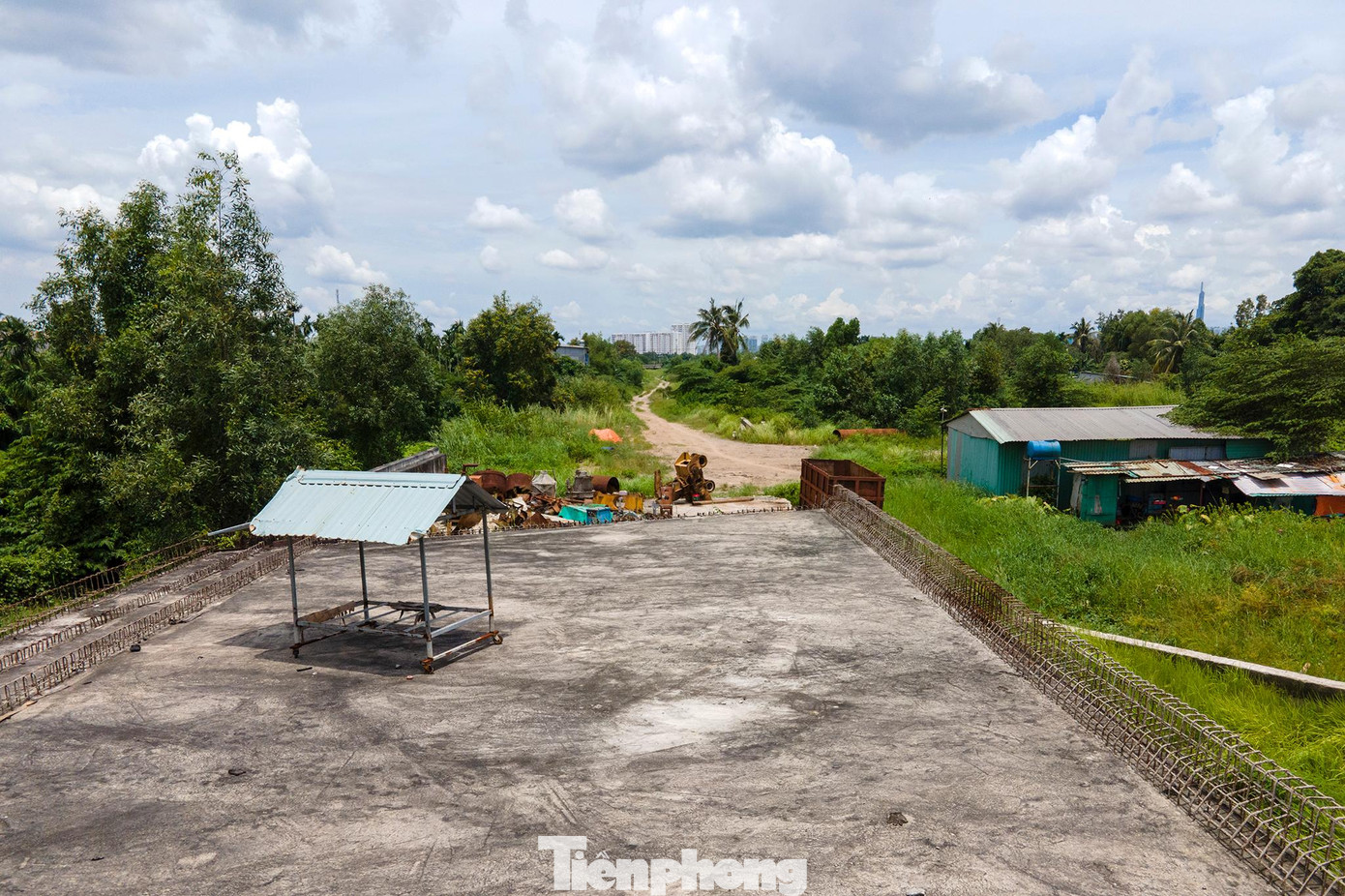 Cũng theo ông Lương Minh Phúc, hiện nay TPHCM đã giao vốn chuẩn bị đầu tư lập dự án tiền khả thi. Theo quy định, hiện tại Sở GTVT TPHCM là đơn vị chủ trì ở giai đoạn này và phối hợp cùng Ban Giao thông. Sau khi duyệt dự án tiền khả thi, Ban Giao thông sẽ tiếp tục triển khai dự án. Dự kiến đến cuối năm 2022, sẽ trình báo cáo tiền khả thi dự án cũng như chủ trương đầu tư công cho 3 đoạn: 1,2 và 4. Ông Phúc cho biết, hiện nay một trong những vấn đề khó khăn tại các dự án khép kín vành đai 2 TPHCM chính là việc bố trí vốn. Cũng theo ông Lương Minh Phúc, hiện nay TPHCM đã giao vốn chuẩn bị đầu tư lập dự án tiền khả thi. Theo quy định, hiện tại Sở GTVT TPHCM là đơn vị chủ trì ở giai đoạn này và phối hợp cùng Ban Giao thông. Sau khi duyệt dự án tiền khả thi, Ban Giao thông sẽ tiếp tục triển khai dự án. Dự kiến đến cuối năm 2022, sẽ trình báo cáo tiền khả thi dự án cũng như chủ trương đầu tư công cho 3 đoạn: 1,2 và 4. Ông Phúc cho biết, hiện nay một trong những vấn đề khó khăn tại các dự án khép kín vành đai 2 TPHCM chính là việc bố trí vốn.