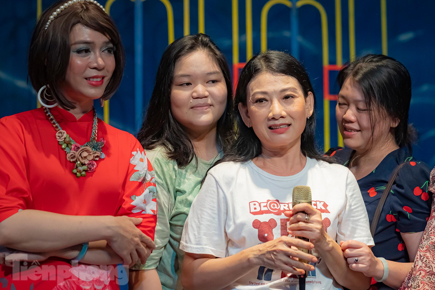 Sau khi nói lời cám ơn khán giả, NSƯT Mỹ Uyên không giấu được sự xúc động.