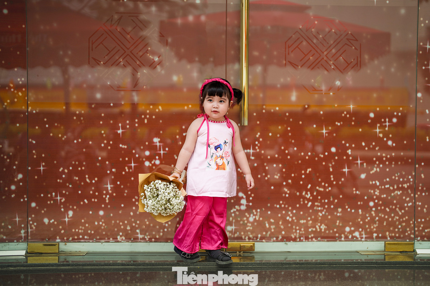 Xe hoa anh Ngọc dí dỏm với dòng chữ &quot;Mùa mưa Tân An&quot;.