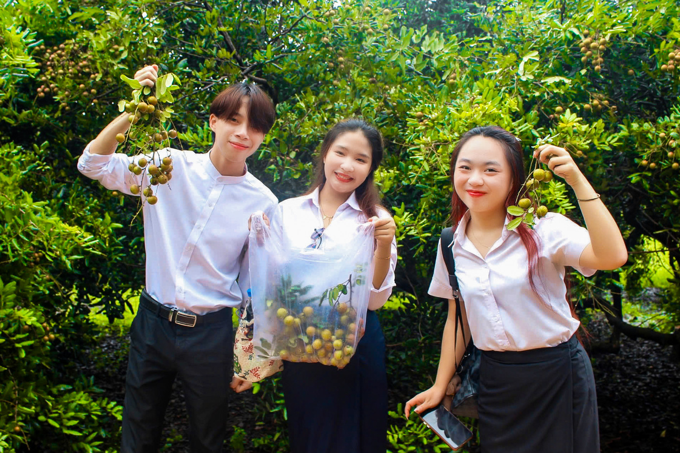 Các bạn sinh viên thích thú với trải nghiệm thưởng thức nhãn ở xứ biển. Bạn Luibouathong Anophone tâm sự: "Em cảm thấy vui vì được tham gia hoạt động này. Hôm nay em đã được bắt nghêu như một người nông dân nên nhận ra là việc này không phải dễ dàng như mình suy nghĩ, cũng vui, cũng mệt. Và hôm nay em đã được đi tham gia các hoạt động với các bạn Lào-Campuchia. Chúng em có giao lưu văn hóa với nhau. Đối với em hôm nay là một ngày trải nghiệm đáng nhớ, một kỷ niệm thật đẹp". Ảnh: Thanh Tâm Các bạn sinh viên thích thú với trải nghiệm thưởng thức nhãn ở xứ biển. Bạn Luibouathong Anophone tâm sự: "Em cảm thấy vui vì được tham gia hoạt động này. Hôm nay em đã được bắt nghêu như một người nông dân nên nhận ra là việc này không phải dễ dàng như mình suy nghĩ, cũng vui, cũng mệt. Và hôm nay em đã được đi tham gia các hoạt động với các bạn Lào-Campuchia. Chúng em có giao lưu văn hóa với nhau. Đối với em hôm nay là một ngày trải nghiệm đáng nhớ, một kỷ niệm thật đẹp". Ảnh: Thanh Tâm