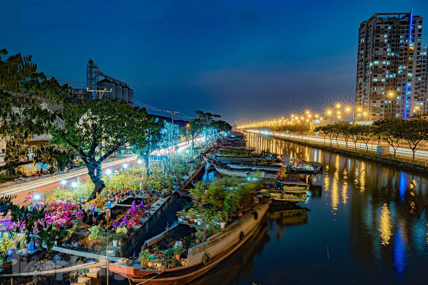 Năm nay do có chương trình chợ hoa xuân “Trên bến dưới thuyền” nên ghe của thương lái không đậu ở khu cầu bộ hành số 7, kéo dài từ chân cầu Chà Và đến qua chân cầu Kênh Ngang số 1.