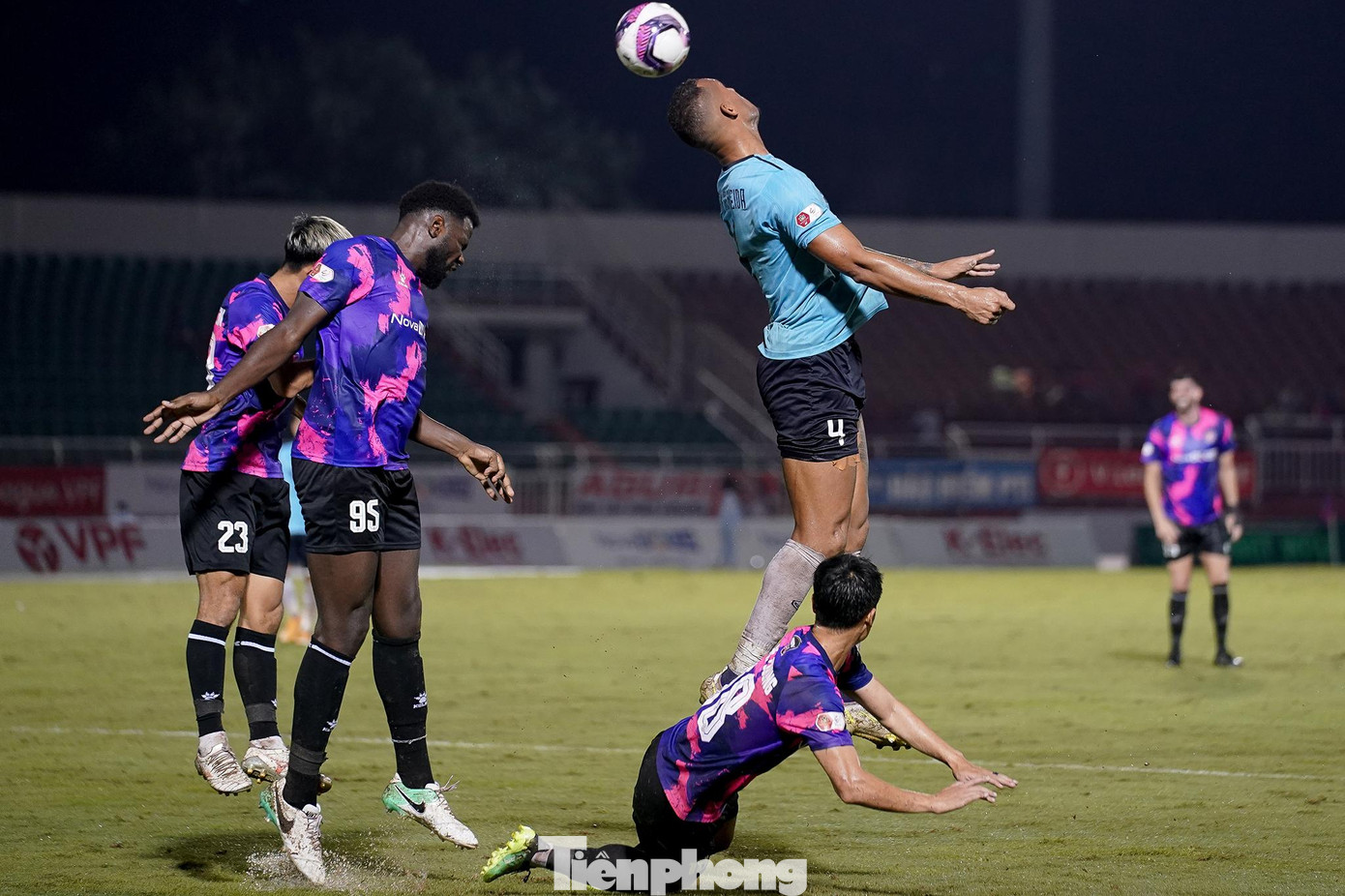 Các đường tấn công của HLHT khá sắc nét nhưng đều bị chặn đứng bởi một hàng thủ chơi tập trung và hưng phấn.