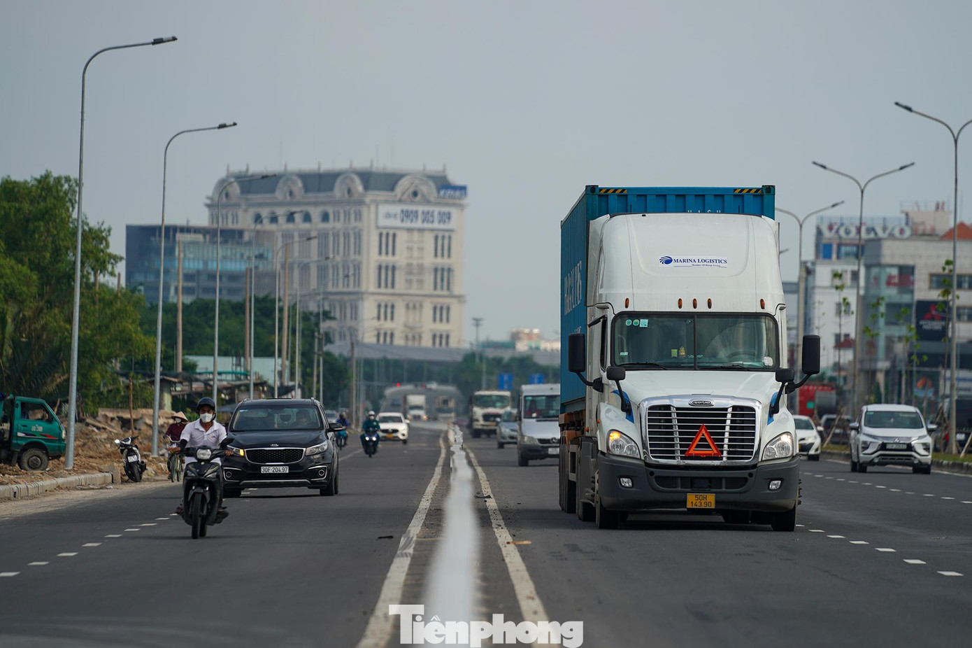 Hiện tại, lan can phân cách làn ô tô con, xe máy với xe tải trọng lớn đã được thiết lập.