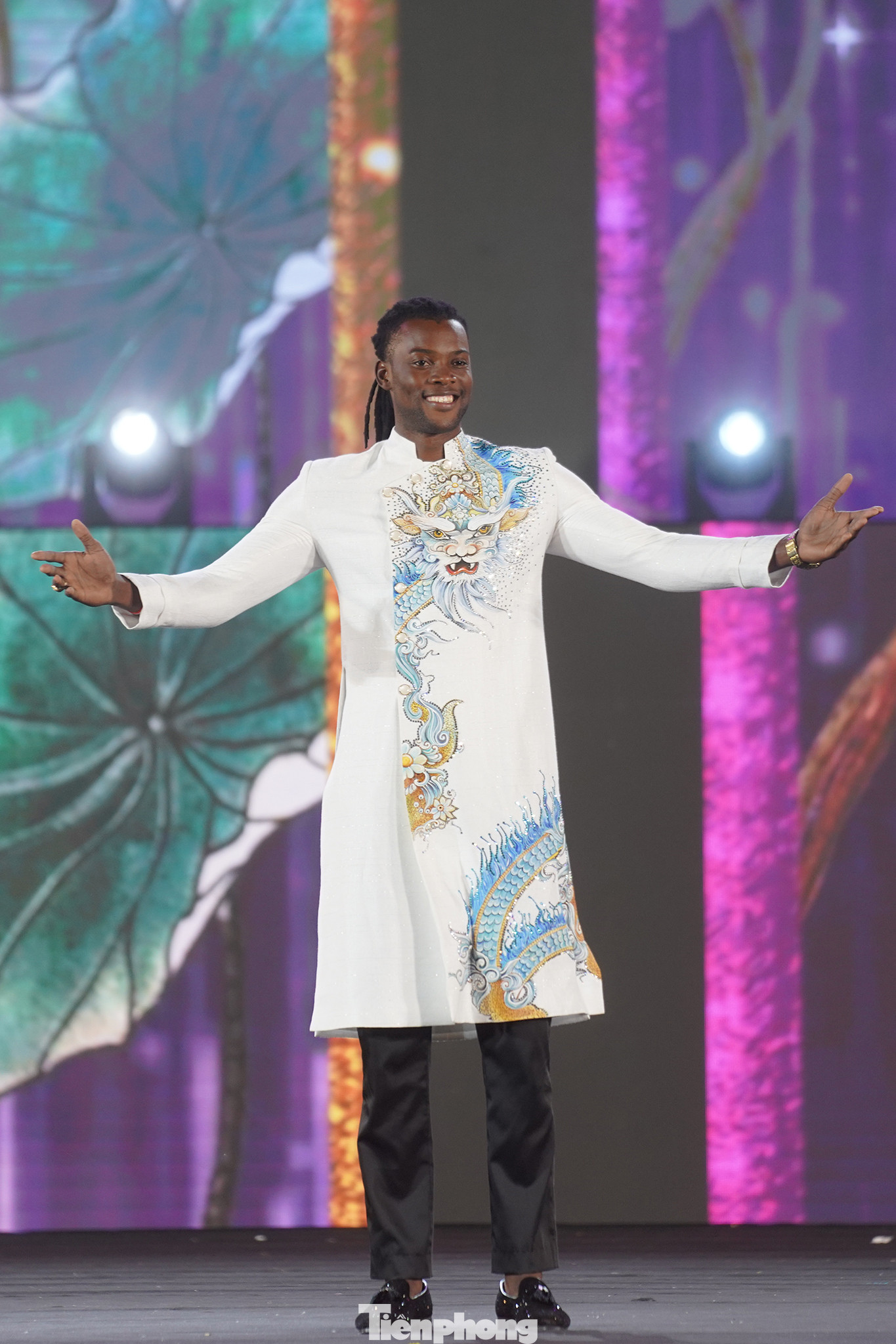 Á vương 3 người Angola - Salvatore Crisball trình diễn thiết kế nằm trong bộ sưu tập của NTK Đặng Trọng Minh Châu. Chiều cao 2 m giúp Á vương Thế giới đăng quang tại Việt Nam nổi bật trong tà áo dài truyền thống.