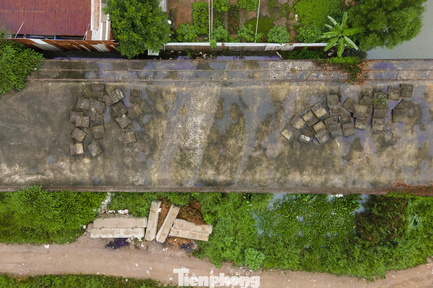 Ngoài đoạn này, còn khoảng 12km cần phải tiếp tục đầu tư thì mới khép kín được Vành đai 2 nhưng hiện tại nơi đây vẫn chưa thấy bóng dáng công nhân tiếp tục thi công. Ngoài đoạn này, còn khoảng 12km cần phải tiếp tục đầu tư thì mới khép kín được Vành đai 2 nhưng hiện tại nơi đây vẫn chưa thấy bóng dáng công nhân tiếp tục thi công.