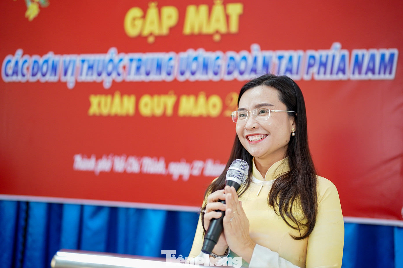 Tại buổi gặp mặt, chị Trang tổng kết lại những kết quả nổi bật đã đạt được trong năm 2022 của các cơ quan thuộc Trung ương Đoàn phía Nam. Riêng với đơn vị báo Tiền Phong, chị Duy Trang đánh giá rất cao chương trình "Nâng bước thủ khoa" lần thứ 7. Đây là chương trình do Ban Đại diện báo Tiền Phong tại TPHCM khởi xướng cách đây 7 năm và năm 2022 tổ chức thành công ở cả 2 nơi TPHCM và Hà Nội, vinh danh, tặng học bổng cho 150 tân thủ khoa đầu vào, mỗi suất học bổng trị giá 10 triệu đồng tiền mặt và nhiều hiện vật có giá trị.