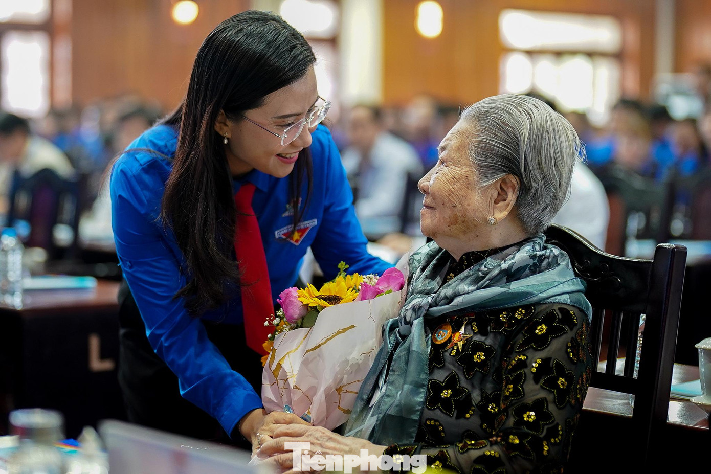 Chị Nguyễn Phạm Duy Trang - Bí thư T.Ư Đoàn, Chủ tịch Hội đồng Đội T.Ư tặng hoa cho Mẹ Việt Nam Anh Hùng.