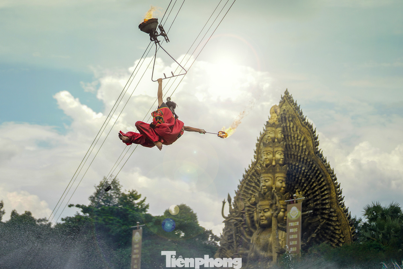 Sân khấu hoá truyền thuyết về Sơn Tinh - Thuỷ Tinh vẫn luôn là điểm nhấn cho du khách khi đến tham quan, vui chơi tại khu du lịch này. Chương trình sống động với những màn võ thuật, bay lượn, khói lửa... Sân khấu hoá truyền thuyết về Sơn Tinh - Thuỷ Tinh vẫn luôn là điểm nhấn cho du khách khi đến tham quan, vui chơi tại khu du lịch này. Chương trình sống động với những màn võ thuật, bay lượn, khói lửa...