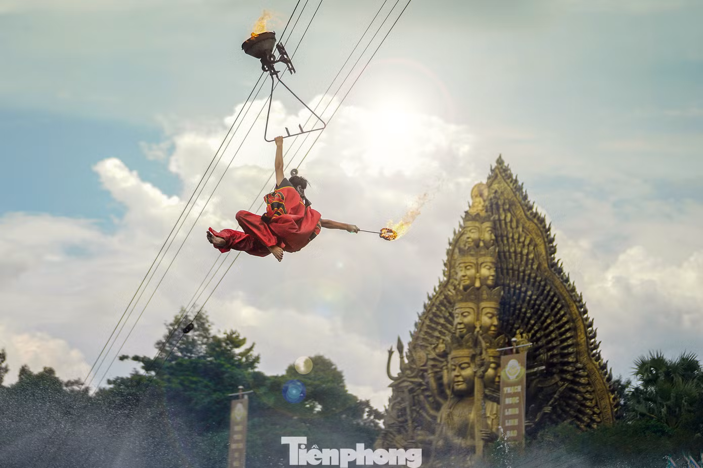Sân khấu hoá truyền thuyết về Sơn Tinh - Thuỷ Tinh vẫn luôn là điểm nhấn cho du khách khi đến tham quan, vui chơi tại khu du lịch này. Chương trình sống động với những màn võ thuật, bay lượn, khói lửa...