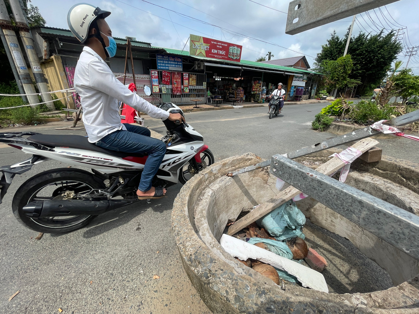 Trước đó, con đường lớn dẫn vào khu di tích Lò Gạch Võ Công Tồn bị chủ đầu tư Khu công nghiệp Phúc Long rào chắn, chỉ chừa lối cho xe máy. Lối đi khác là hẻm 2 (thuộc KP 9, thị trấn Bến Lức) chỉ cho tải trọng 2,5 tấn dẫn vào ấp Lò Gạch, xã Long Hiệp. Trước đó, con đường lớn dẫn vào khu di tích Lò Gạch Võ Công Tồn bị chủ đầu tư Khu công nghiệp Phúc Long rào chắn, chỉ chừa lối cho xe máy. Lối đi khác là hẻm 2 (thuộc KP 9, thị trấn Bến Lức) chỉ cho tải trọng 2,5 tấn dẫn vào ấp Lò Gạch, xã Long Hiệp.