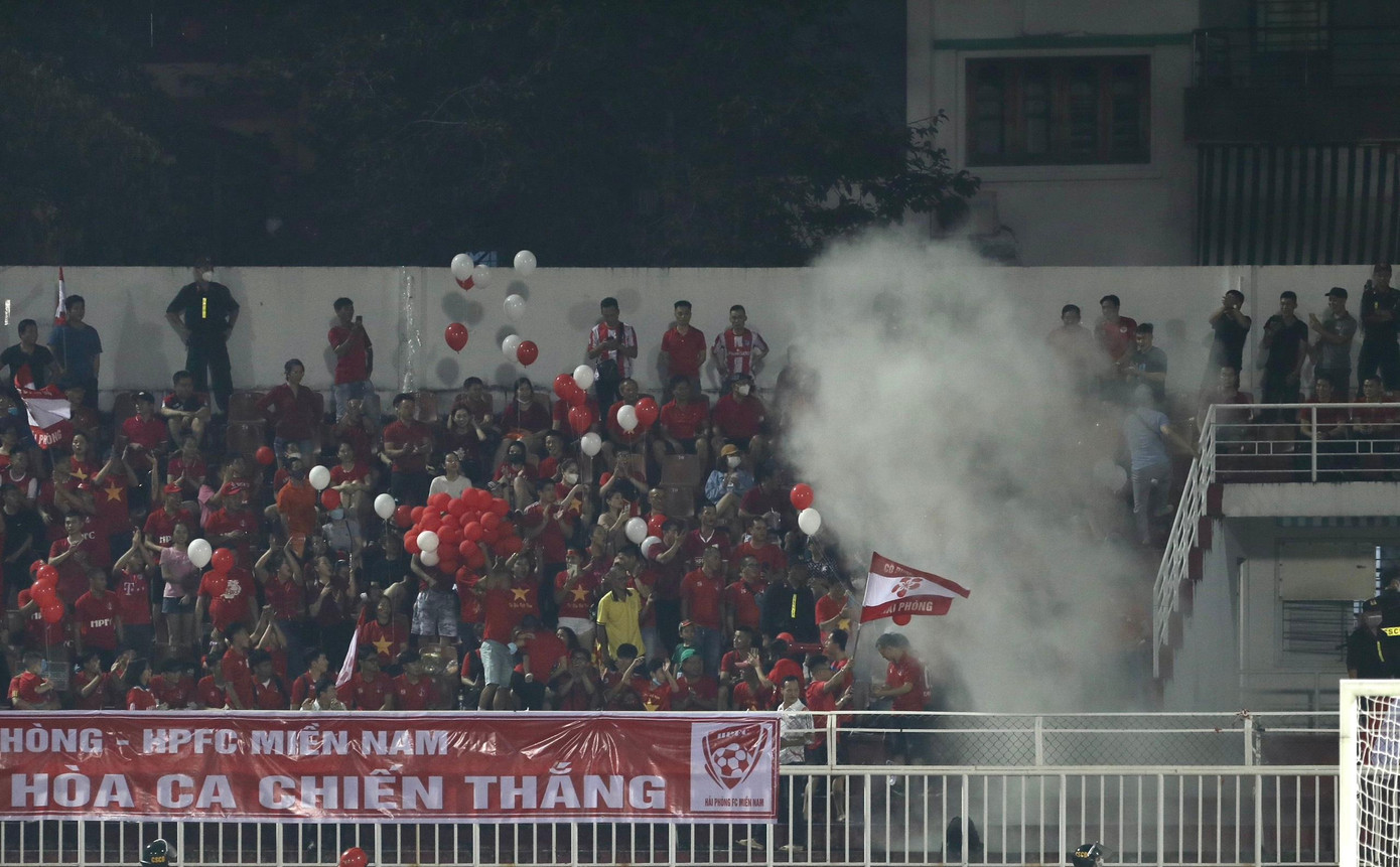 Hơn 15&apos; của hiệp 1, khu vực khán đài của CĐV Hải Phòng bất ngờ xuất hiện cột khói.