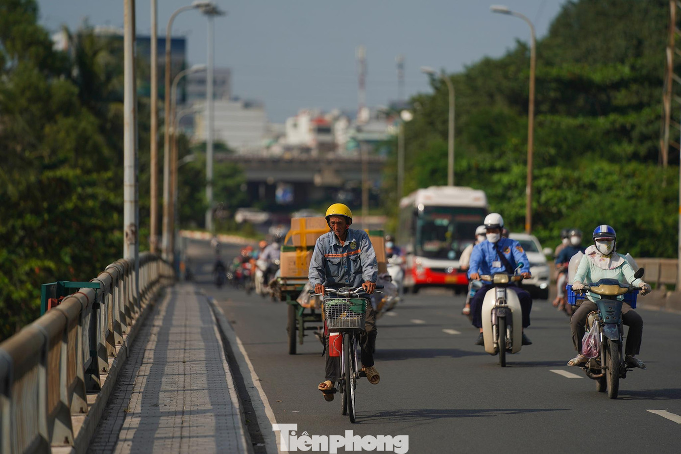 Hơn 20 năm trước, dự án cầu đường Bình Triệu 2 được hình thành và đầu tư theo hình thức BOT, gồm có công trình xây dựng cầu Bình Triệu 2, mở rộng quốc lộ 13; mở rộng đường Ung Văn Khiêm; xây dựng nút giao thông Nguyễn Xí - Đinh Bộ Lĩnh và nút giao thông ngã năm Đài liệt sĩ... Trong đó, cầu Bình Triệu cũ hoàn thành sửa chữa nâng cấp vào năm 2010. Đến năm 2018, UBND TPHCM tiếp tục ký kết hợp đồng BOT với Công ty CP Đầu tư hạ tầng kỹ thuật TPHCM (CII) làm chủ đầu tư dự án cầu đường Bình Triệu 2 (phần 2 - giai đoạn 2).