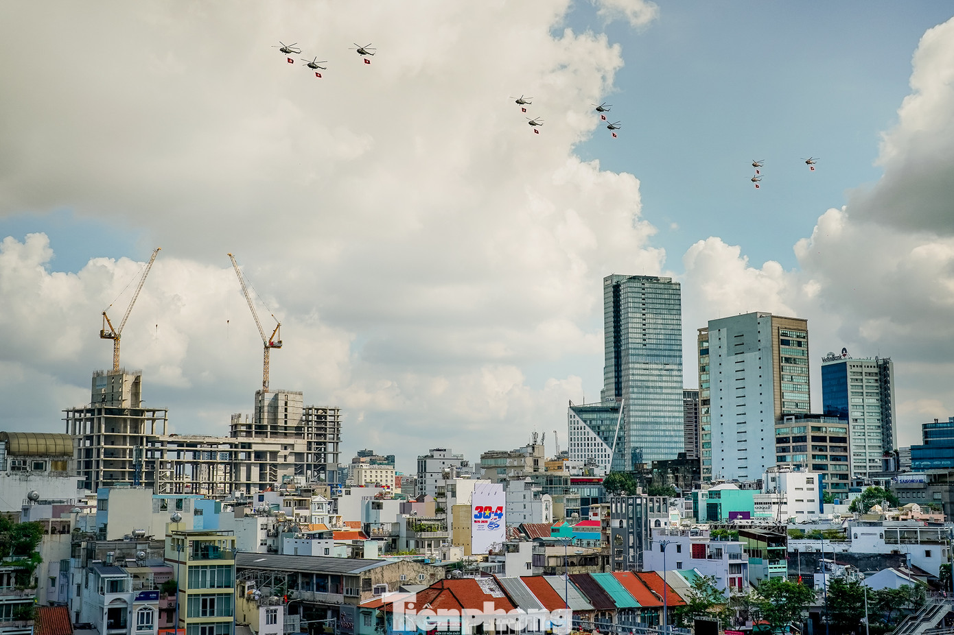 Phi đội trực thăng bay vào trung tâm TPHCM.