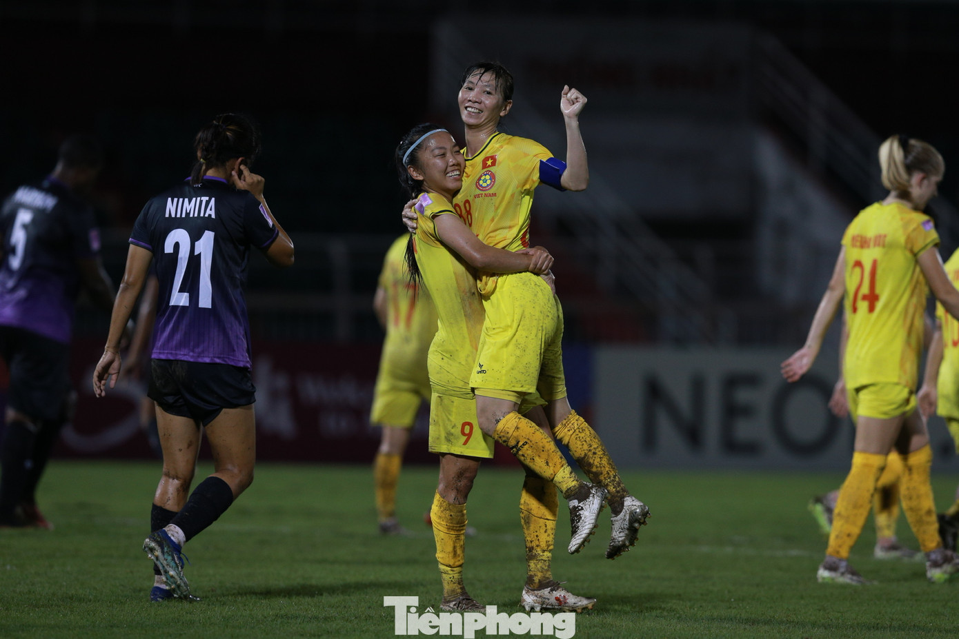 Huỳnh Như chia vui cùng đồng đội.