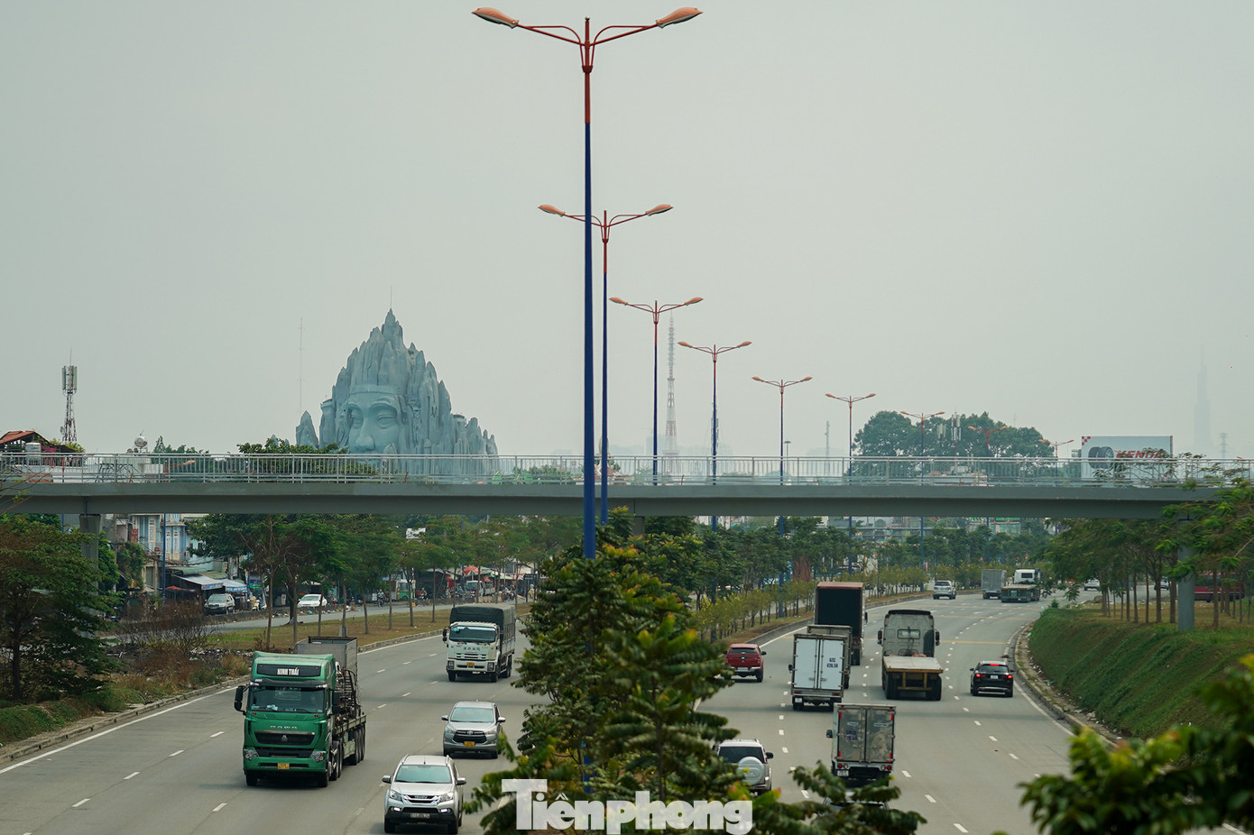 Xa lộ Hà Nội có hệ thống đèn chiếu sáng xuyên suốt, cây xanh được trồng dọc đường nâng tầm diện mạo cho đô thị. Bên cạnh đó, tình trạng ngập nước cũng giảm đi khá nhiều.