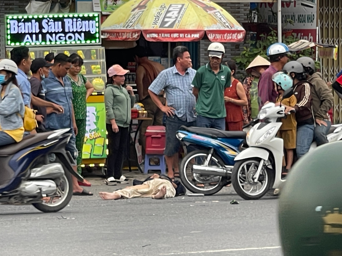Vụ tai nạn nghiêm trọng xảy ra tại huyện Bến Lức vào giờ tan tầm chiều 6/6 làm hai người chết. Vụ tai nạn nghiêm trọng xảy ra tại huyện Bến Lức vào giờ tan tầm chiều 6/6 làm hai người chết.